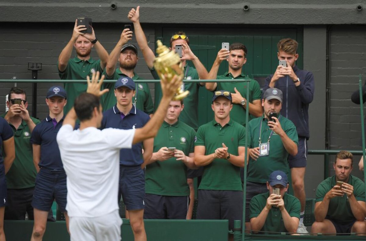 FOTO Dulcele sărut al gloriei după al optulea trofeu la Wimbledon » Roger Federer, campionul absolut