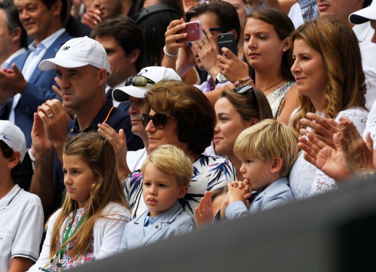 FOTO Dulcele sărut al gloriei după al optulea trofeu la Wimbledon » Roger Federer, campionul absolut