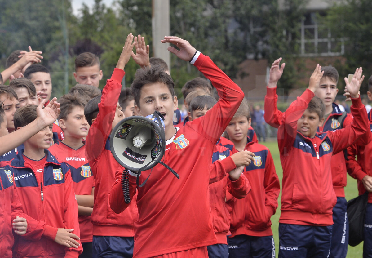 VIDEO + FOTO Primul antrenament pentru Steaua! Sute de fani au venit în Ghencea pentru a susține echipa