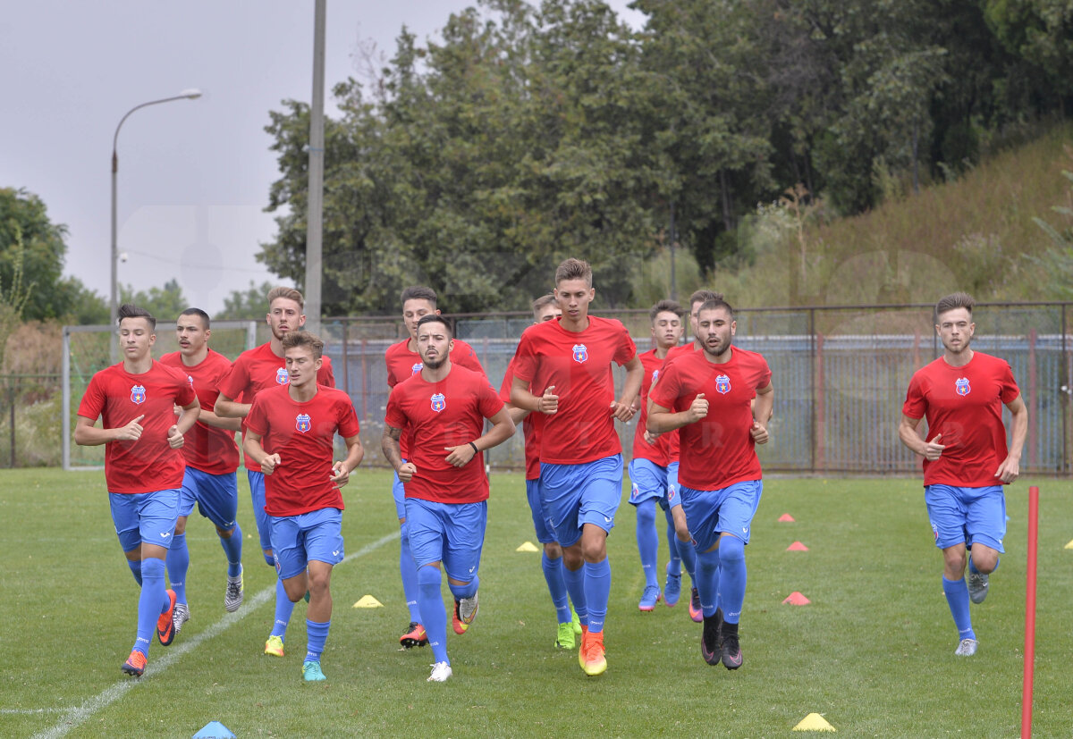 VIDEO + FOTO Primul antrenament pentru Steaua! Sute de fani au venit în Ghencea pentru a susține echipa