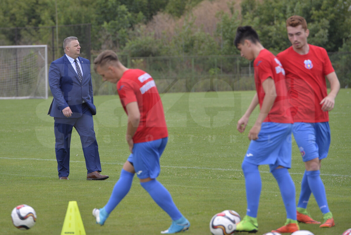 VIDEO + FOTO Primul antrenament pentru Steaua! Sute de fani au venit în Ghencea pentru a susține echipa