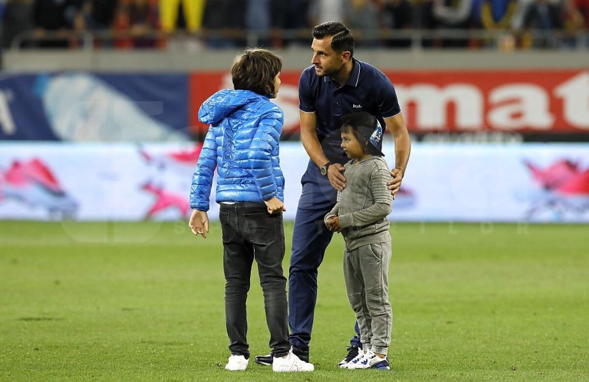 FOTO EXCLUSIV Cel mai emoţionant moment pentru Nicolae Dică la debutul pe banca FCSB » Imaginile surprinse de fotoreporterul Gazetei