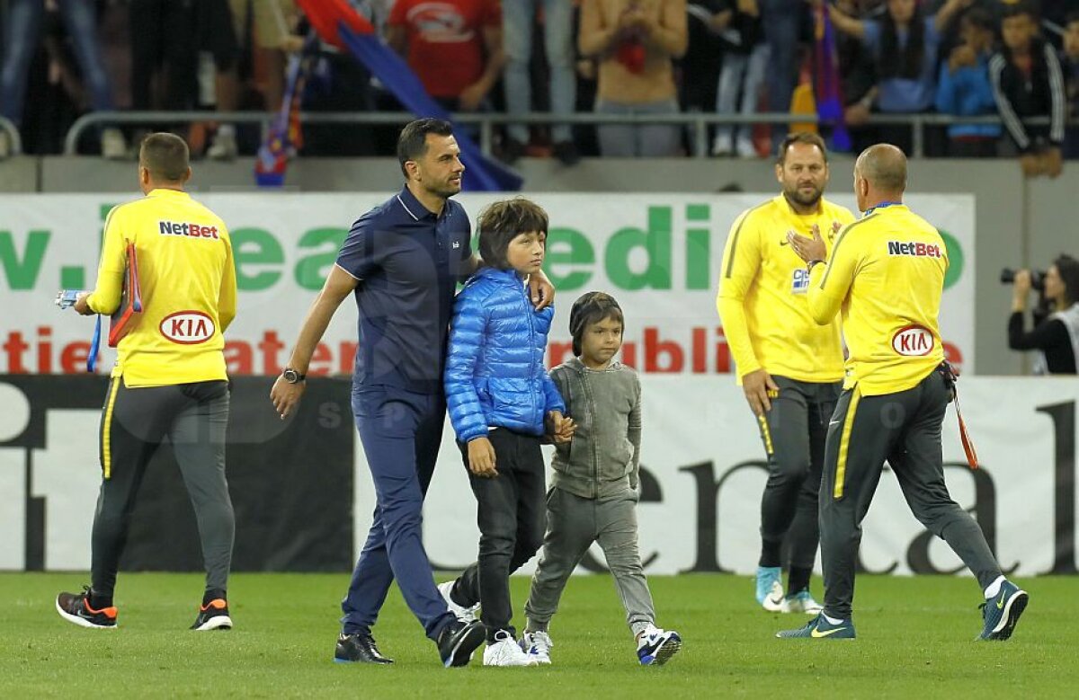 FOTO EXCLUSIV Cel mai emoţionant moment pentru Nicolae Dică la debutul pe banca FCSB » Imaginile surprinse de fotoreporterul Gazetei