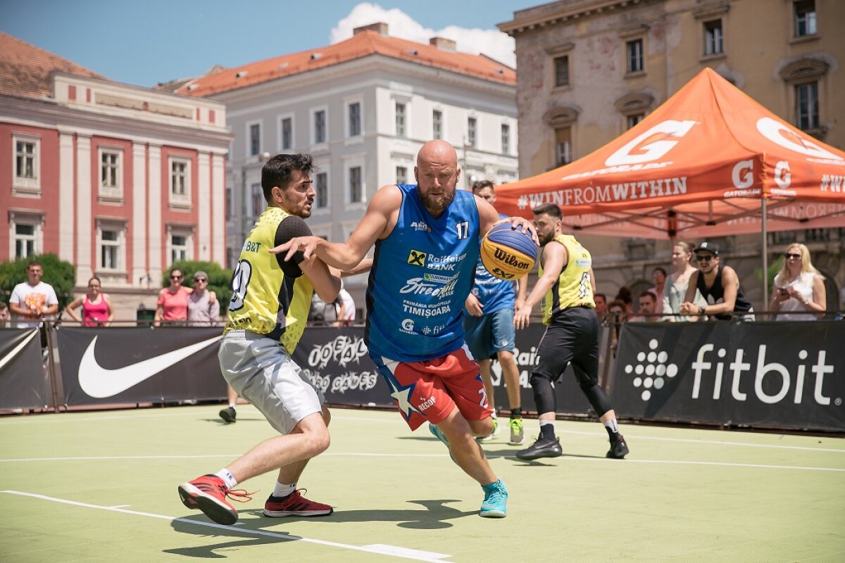 GALERIE FOTO Cristi Bud a lăsat pentru o zi fotbalul și a făcut show sub panoul de baschet în centrul Timișoarei!