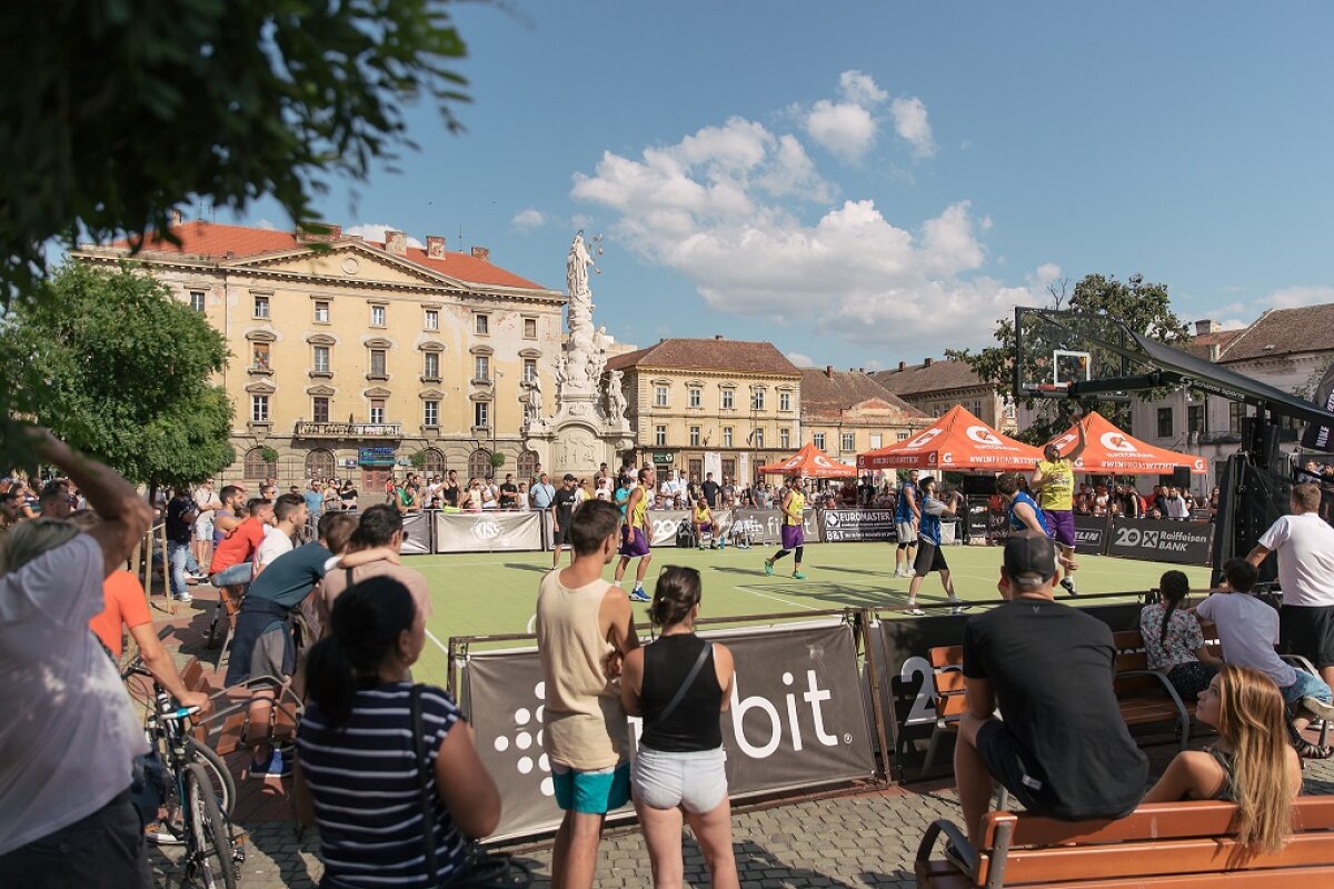 GALERIE FOTO Cristi Bud a lăsat pentru o zi fotbalul și a făcut show sub panoul de baschet în centrul Timișoarei!