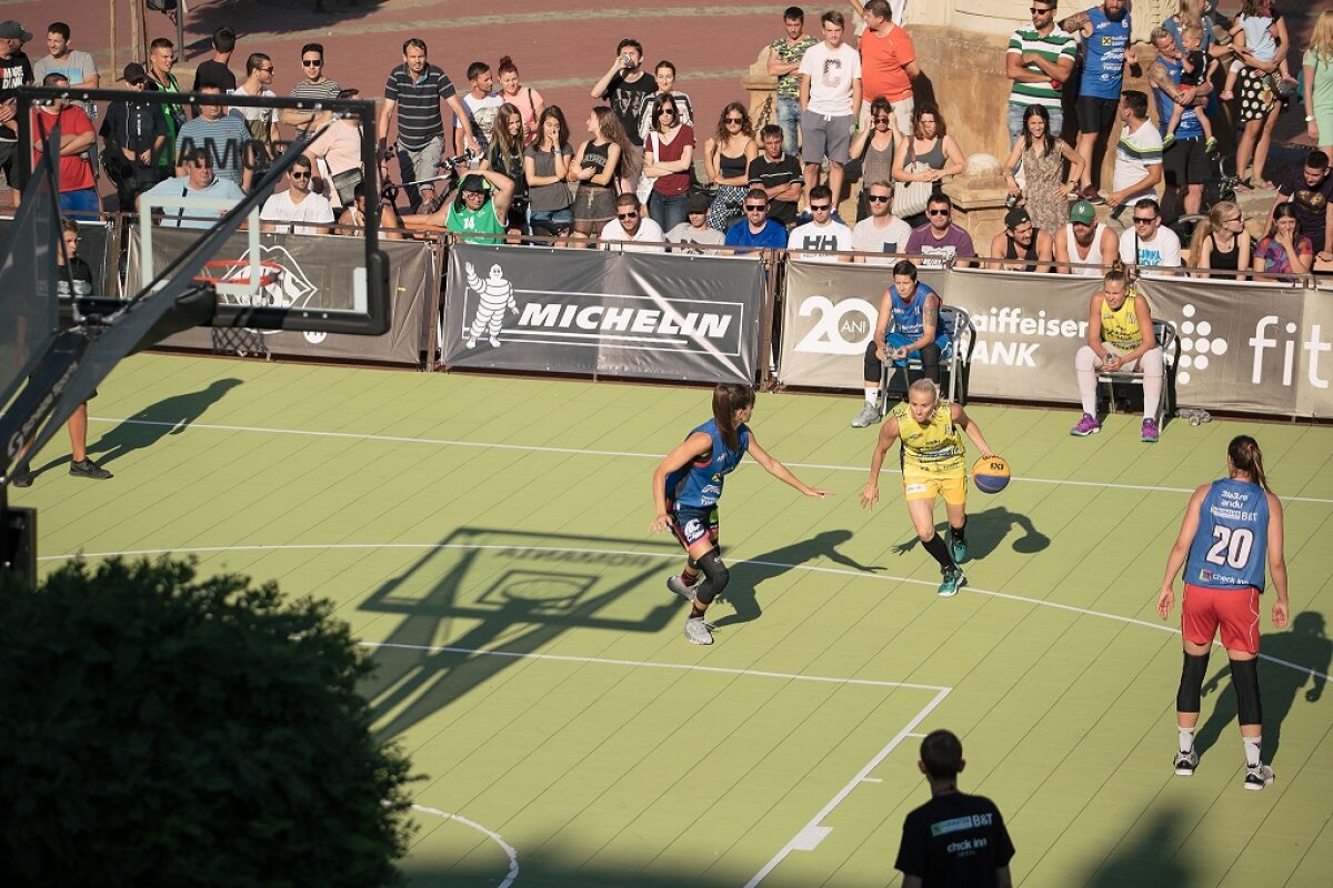 GALERIE FOTO Cristi Bud a lăsat pentru o zi fotbalul și a făcut show sub panoul de baschet în centrul Timișoarei!