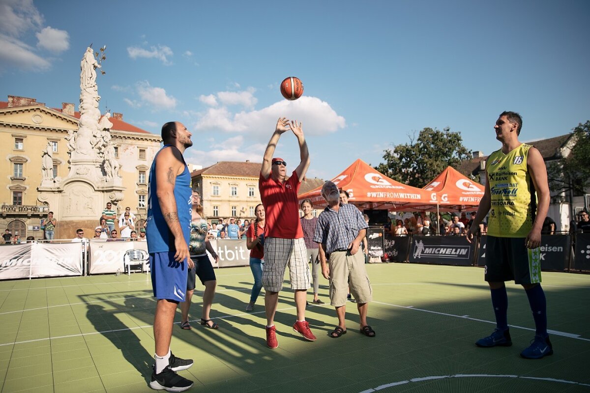 GALERIE FOTO Cristi Bud a lăsat pentru o zi fotbalul și a făcut show sub panoul de baschet în centrul Timișoarei!