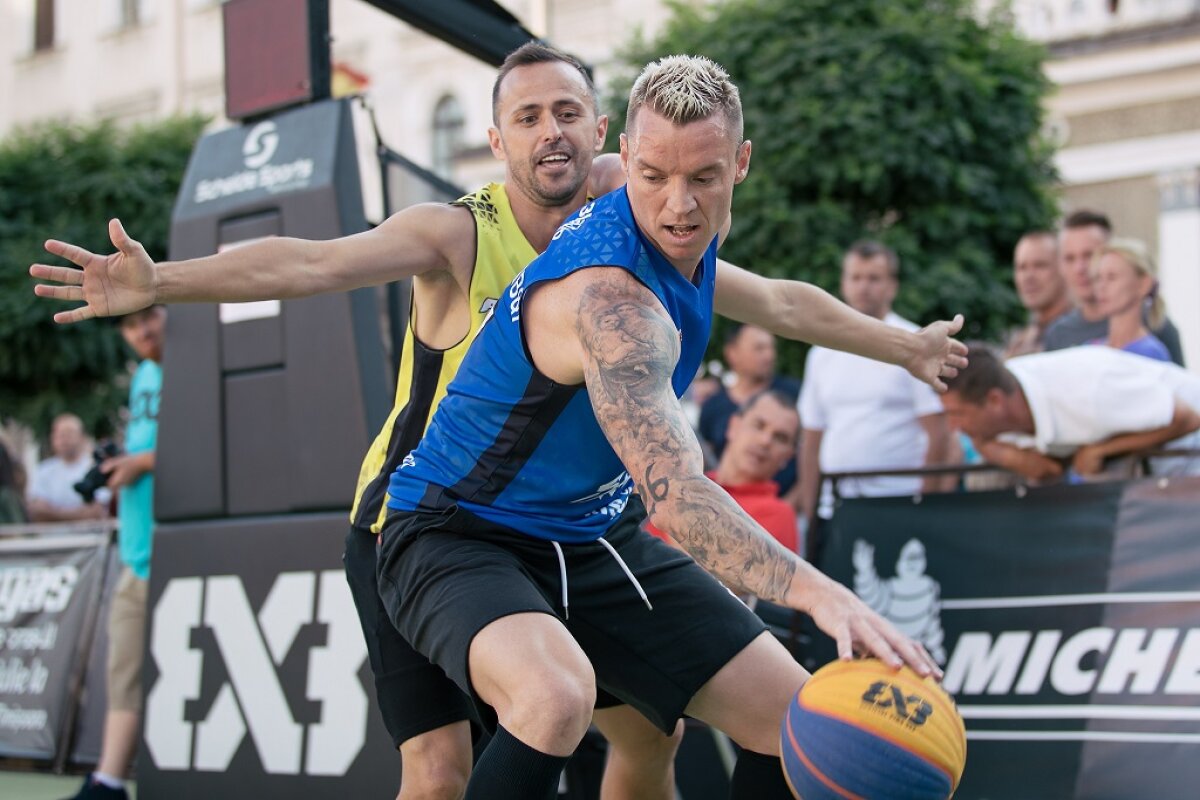 GALERIE FOTO Cristi Bud a lăsat pentru o zi fotbalul și a făcut show sub panoul de baschet în centrul Timișoarei!