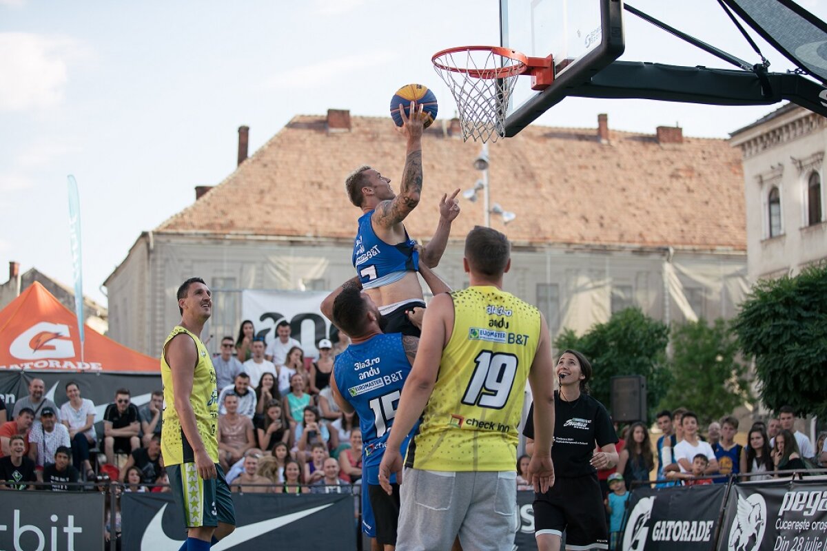 GALERIE FOTO Cristi Bud a lăsat pentru o zi fotbalul și a făcut show sub panoul de baschet în centrul Timișoarei!