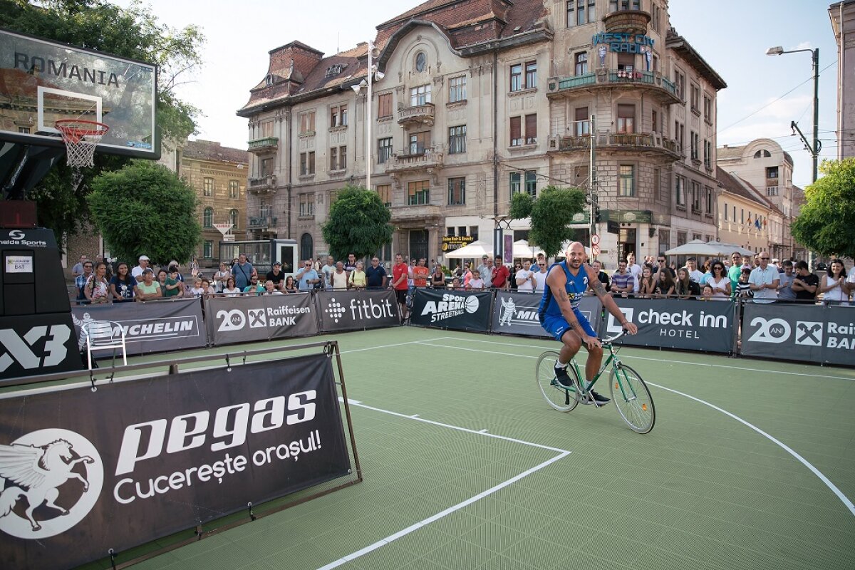 GALERIE FOTO Cristi Bud a lăsat pentru o zi fotbalul și a făcut show sub panoul de baschet în centrul Timișoarei!