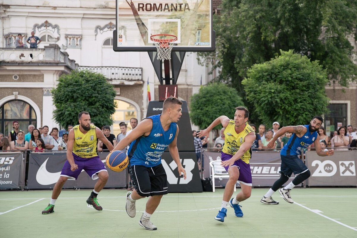GALERIE FOTO Cristi Bud a lăsat pentru o zi fotbalul și a făcut show sub panoul de baschet în centrul Timișoarei!