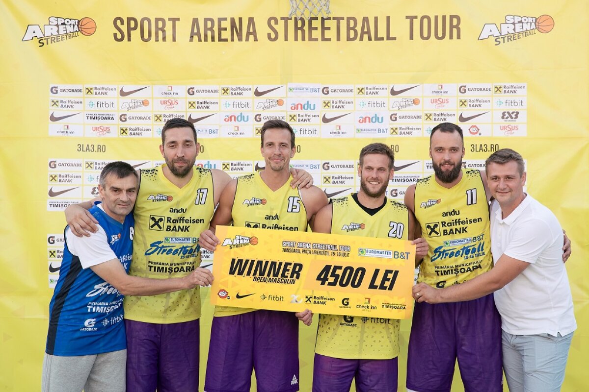 GALERIE FOTO Cristi Bud a lăsat pentru o zi fotbalul și a făcut show sub panoul de baschet în centrul Timișoarei!