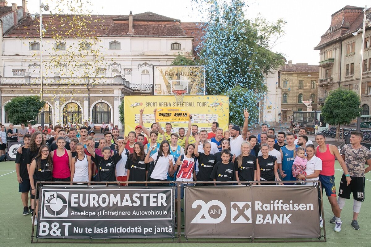 GALERIE FOTO Cristi Bud a lăsat pentru o zi fotbalul și a făcut show sub panoul de baschet în centrul Timișoarei!