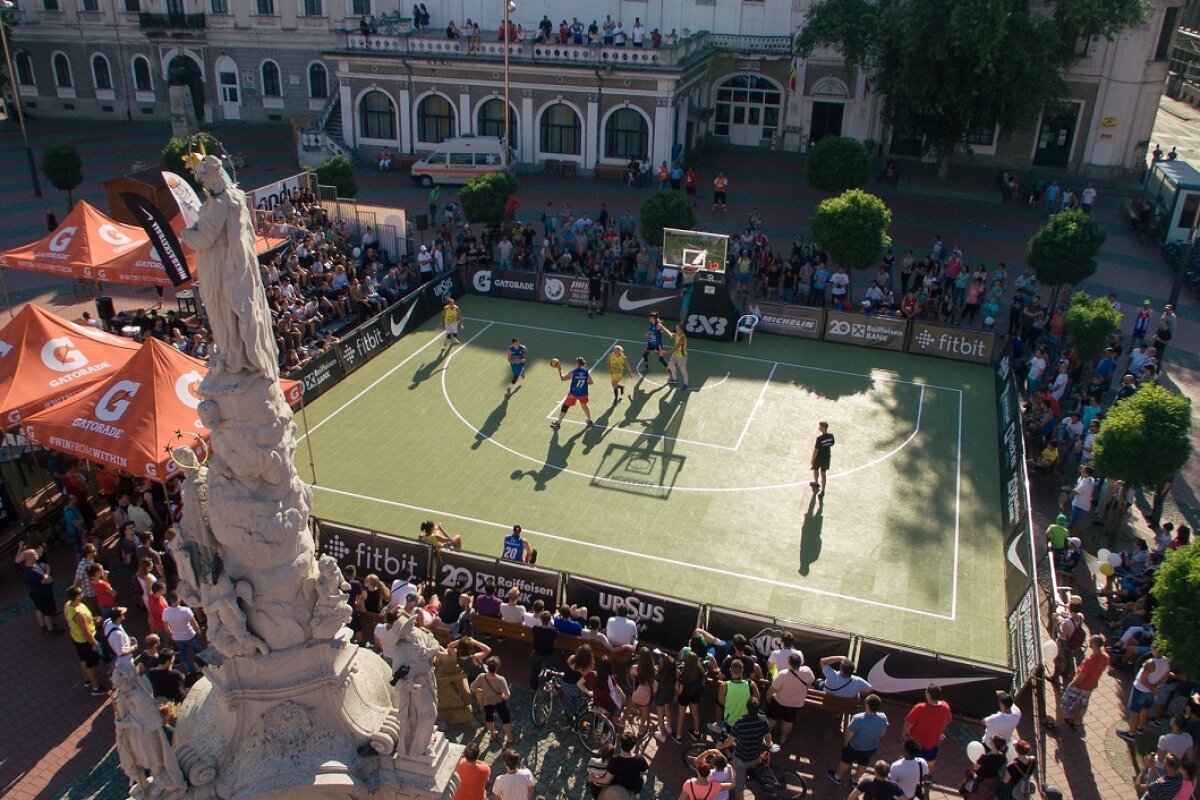 GALERIE FOTO Cristi Bud a lăsat pentru o zi fotbalul și a făcut show sub panoul de baschet în centrul Timișoarei!