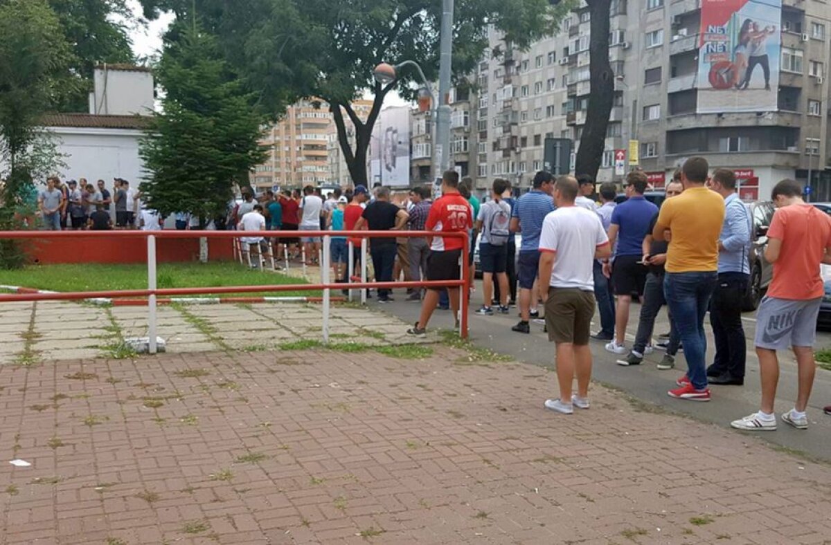 VIDEO + FOTO Dinamo vinde tichete pentru meciul cu Bilbao! Coadă la casa de bilete de la Stadionul Dinamo