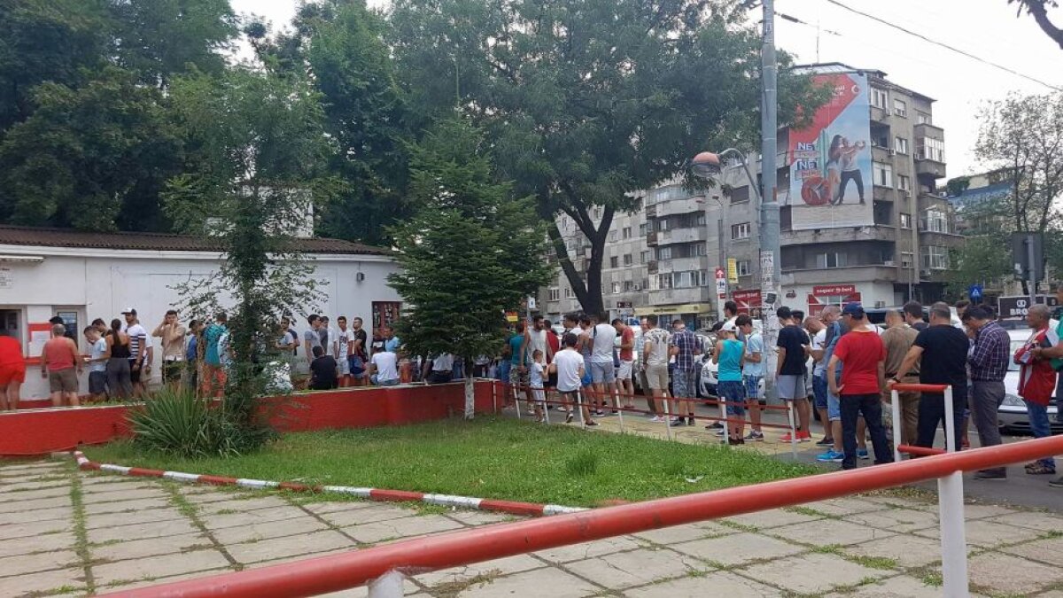 VIDEO + FOTO Dinamo vinde tichete pentru meciul cu Bilbao! Coadă la casa de bilete de la Stadionul Dinamo