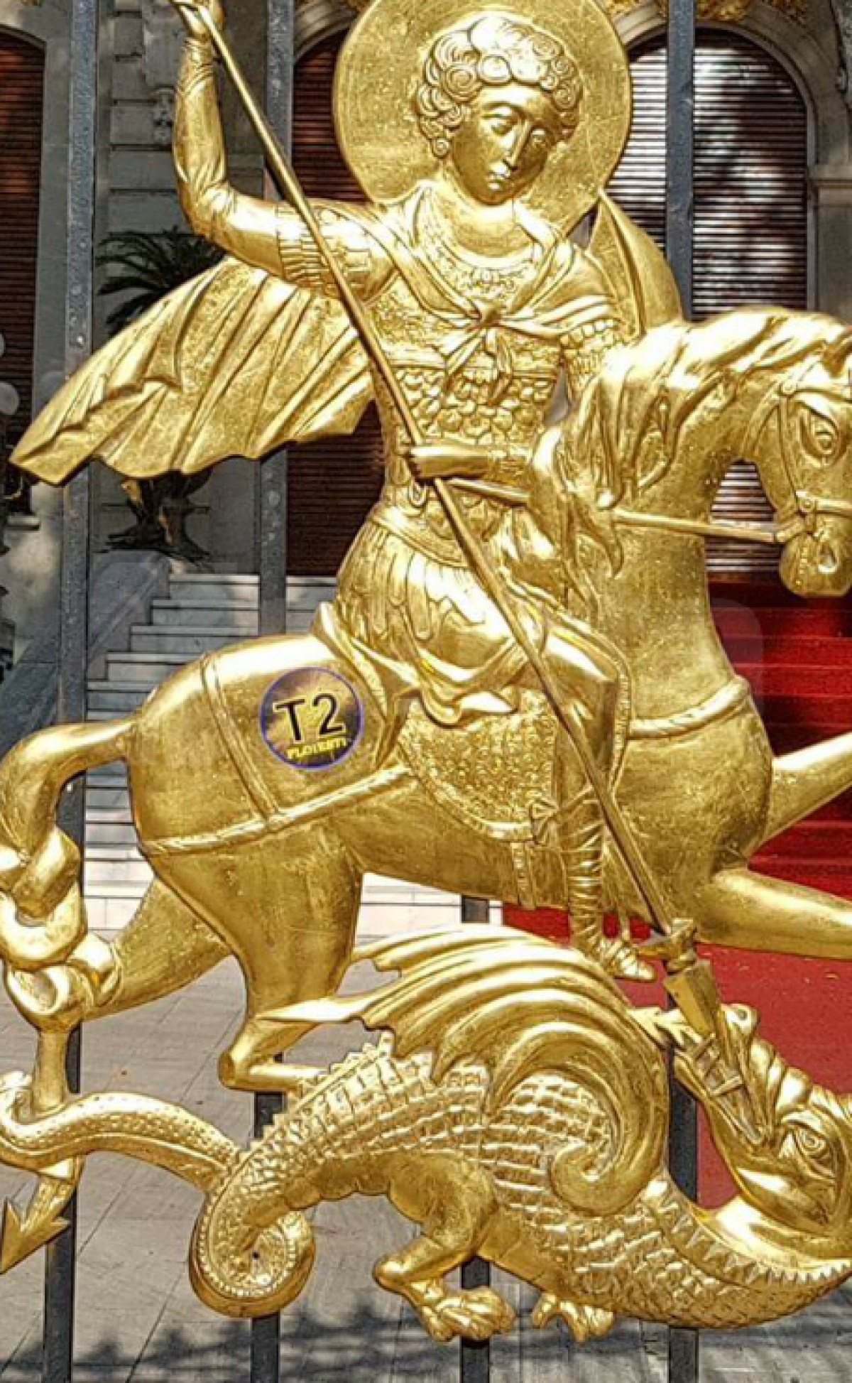 FOTO "Palatul" lui Gigi Becali, vizitat de suporterii Petrolului » Ce mesaje au lăsat "găzarii" pe imobilul de milioane de euro al patronului de la FCSB