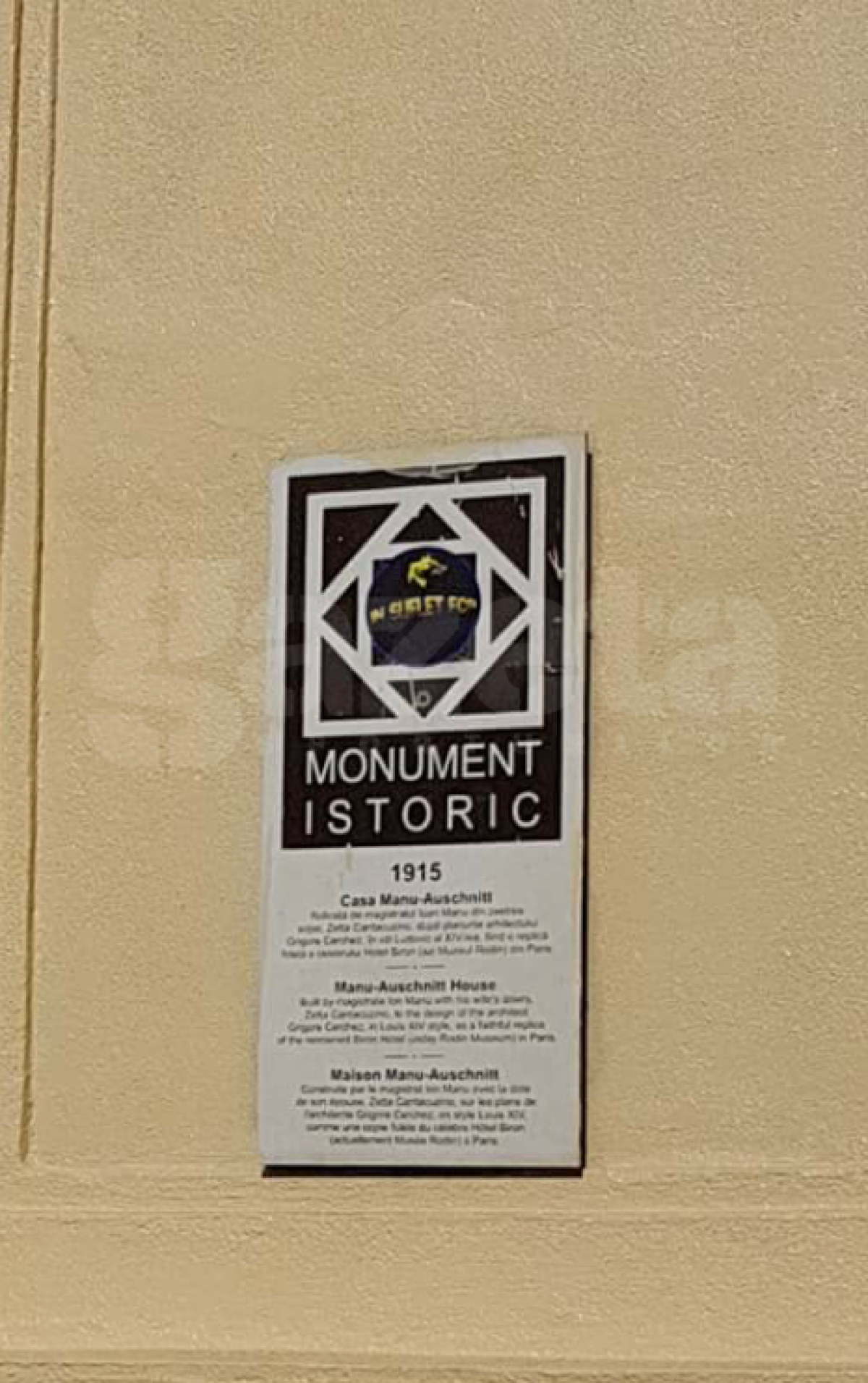 FOTO "Palatul" lui Gigi Becali, vizitat de suporterii Petrolului » Ce mesaje au lăsat "găzarii" pe imobilul de milioane de euro al patronului de la FCSB