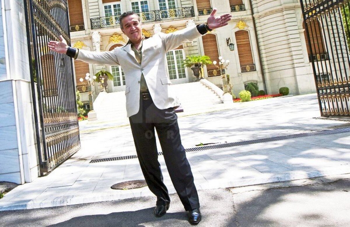 FOTO "Palatul" lui Gigi Becali, vizitat de suporterii Petrolului » Ce mesaje au lăsat "găzarii" pe imobilul de milioane de euro al patronului de la FCSB