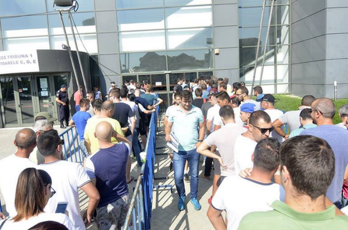 Sold out! Bișnițarii și-au făcut de cap înainte de CS U Craiova - Milan » Cum au pus mâna șmecherii pe mii de bilete