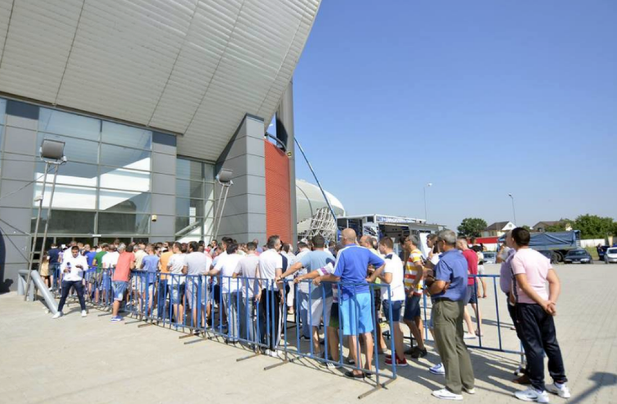 Sold out! Bișnițarii și-au făcut de cap înainte de CS U Craiova - Milan » Cum au pus mâna șmecherii pe mii de bilete