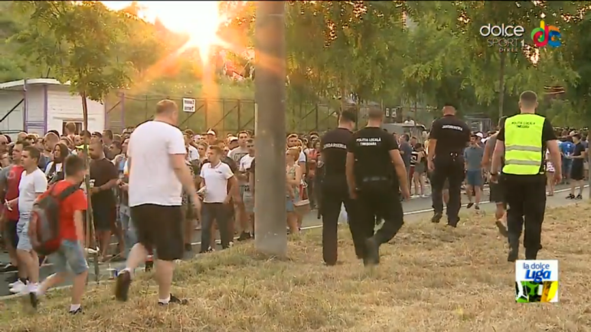 GALERIE FOTO Cozi la intrarea pe "Dan Păltinișanu" înaintea jocului cu FCSB! Ce măsură s-a luat pentru ca oamenii să nu rateze startul meciului