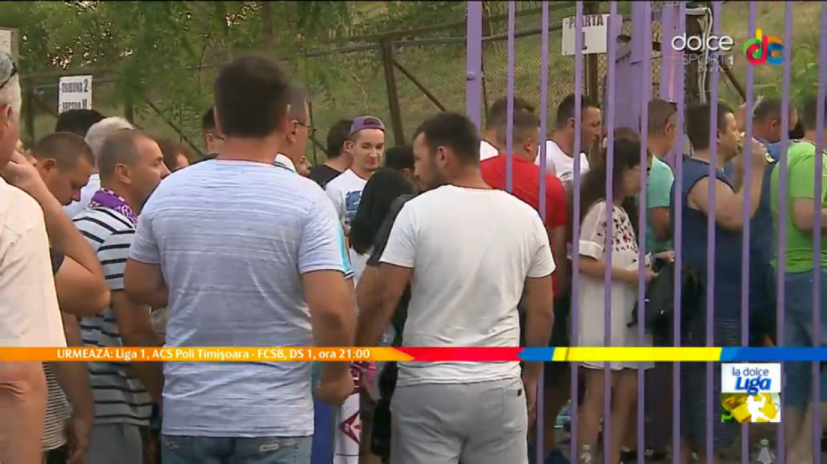 GALERIE FOTO Cozi la intrarea pe "Dan Păltinișanu" înaintea jocului cu FCSB! Ce măsură s-a luat pentru ca oamenii să nu rateze startul meciului