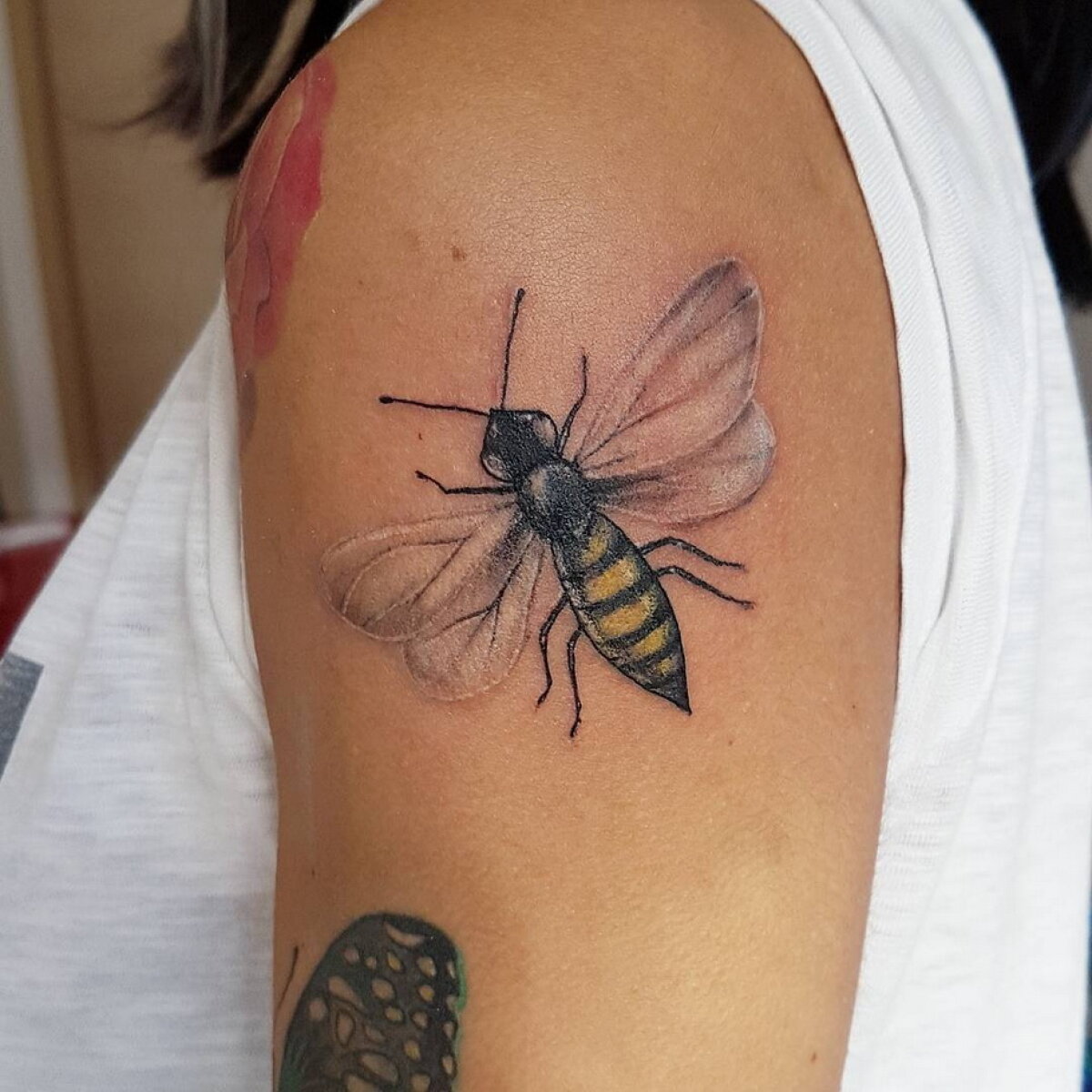 FOTO Câți bani s-au adunat prin tatuajele cu albine pentru victimele atentatului din Manchester