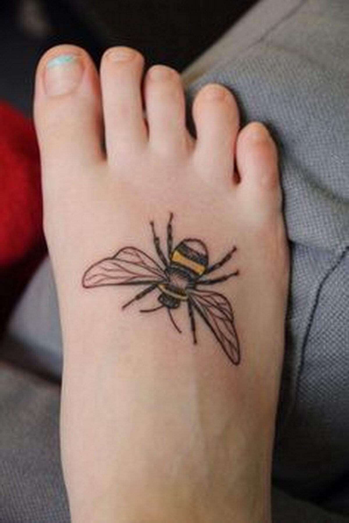 FOTO Câți bani s-au adunat prin tatuajele cu albine pentru victimele atentatului din Manchester