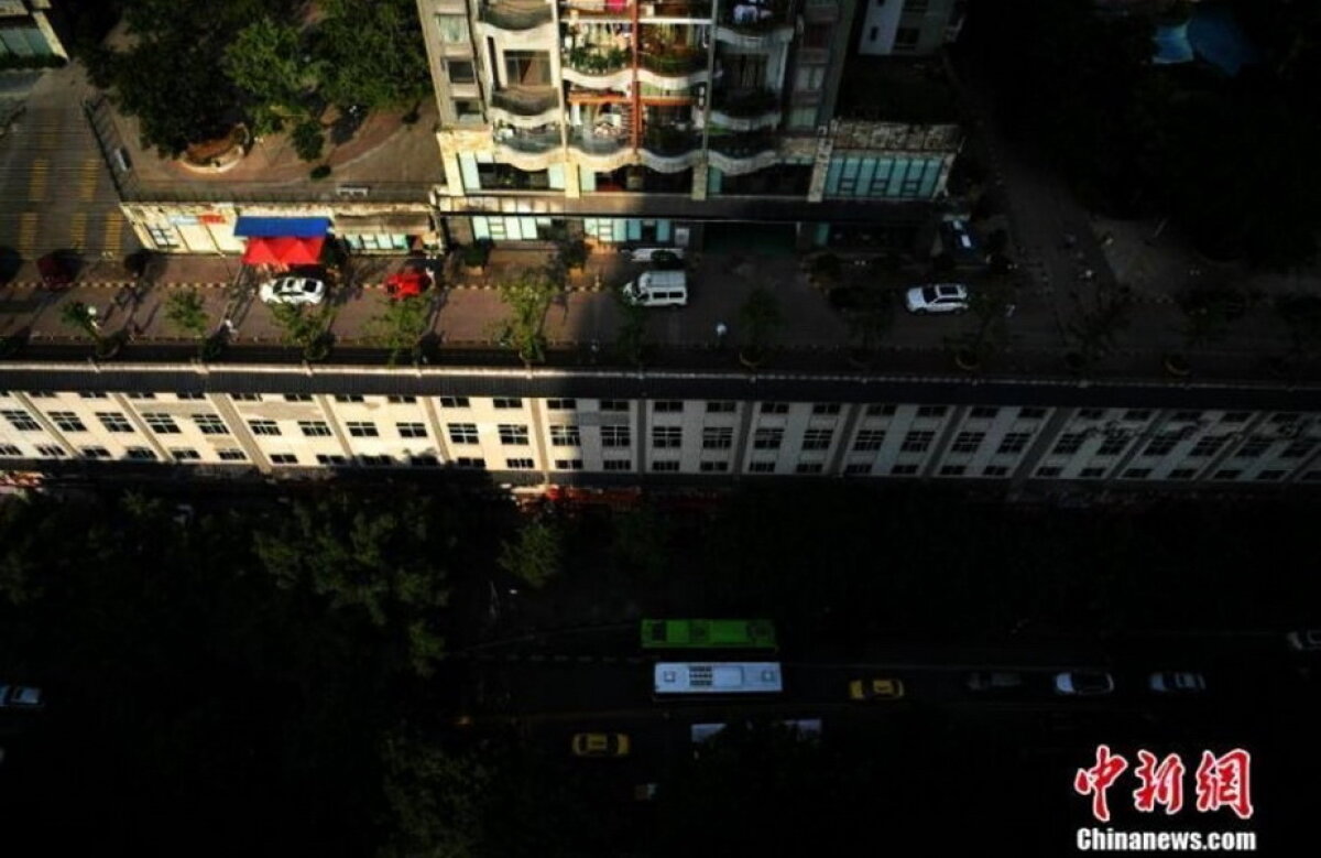VIDEO Un bloc cu cinci etaje din China are o stradă pe acoperiş