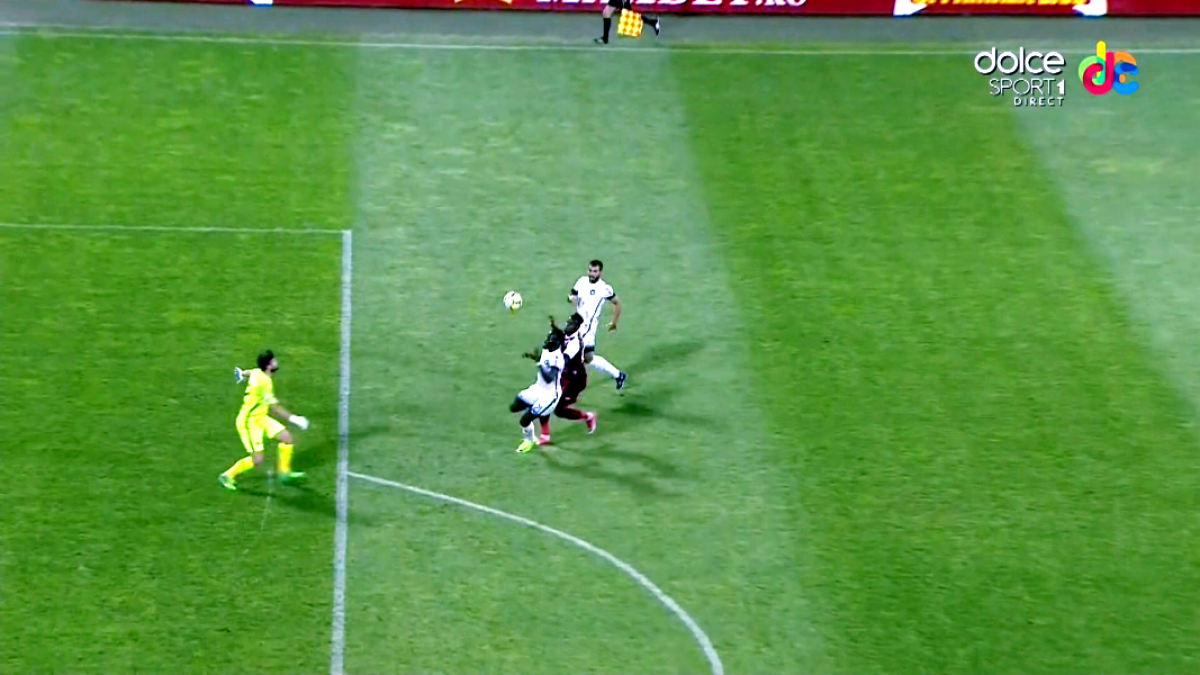 VIDEO + FOTO Autogol caraghios pentru fundașul pe care Becali a pus ochii: a îngropat-o pe Viitorul