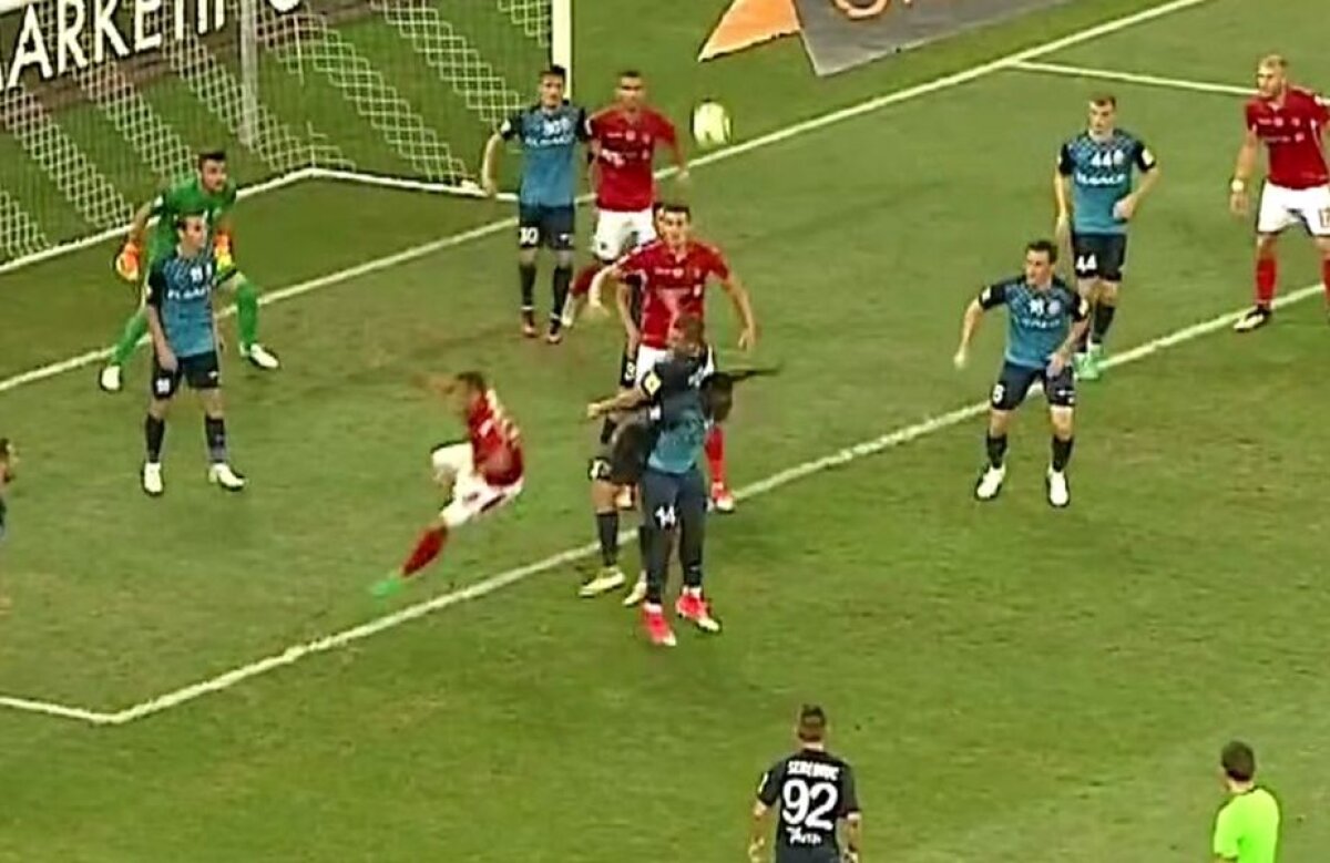 FOTO A avut Dinamo penalty cu FC Botoșani? Duel controversat între Rivaldinho și Kuku