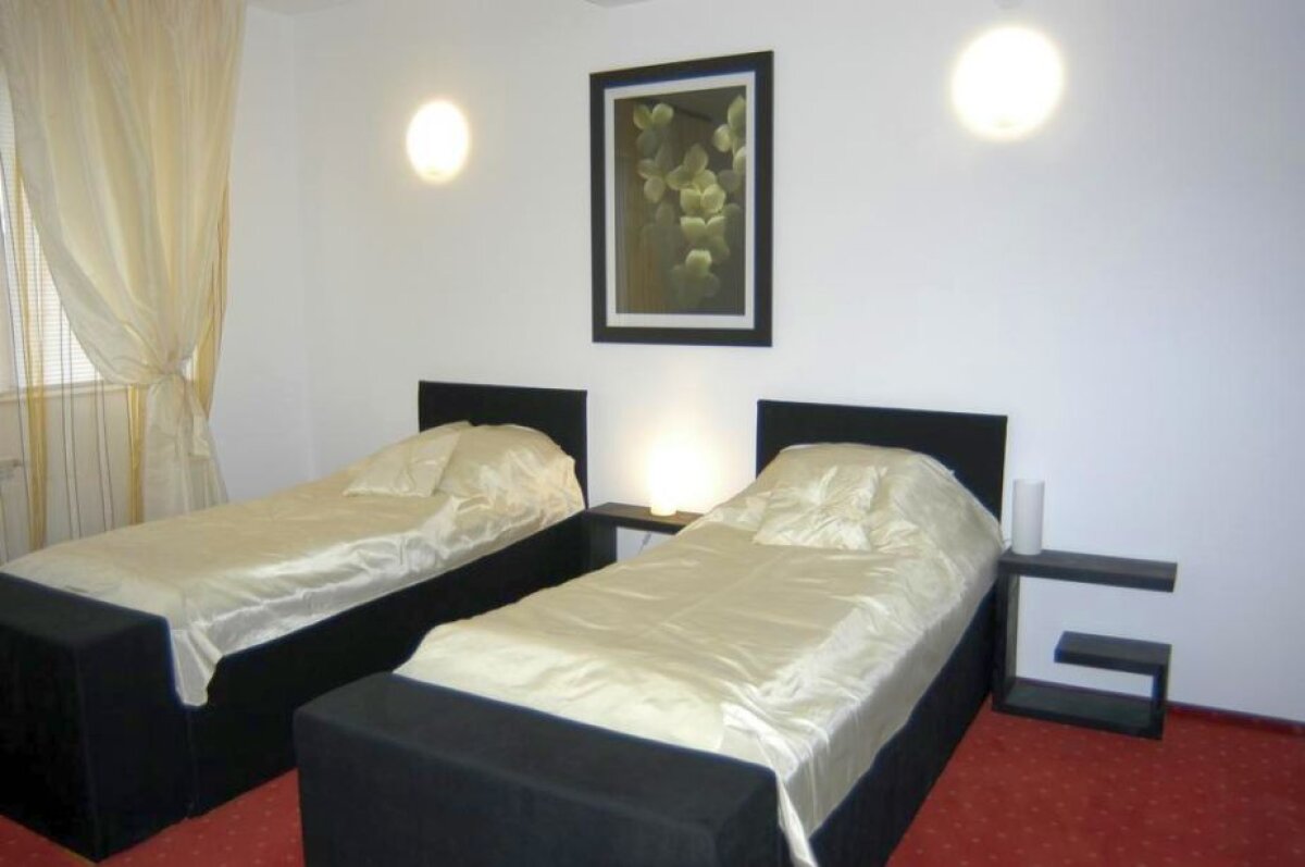 GALERIE FOTO Înapoi în anii '90! De la luxul din Milano, la televizoare cu tub » Unde vor fi cazate vedetele de sute de milioane de euro ale lui AC Milan 