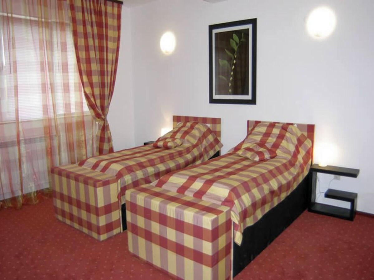 GALERIE FOTO Înapoi în anii '90! De la luxul din Milano, la televizoare cu tub » Unde vor fi cazate vedetele de sute de milioane de euro ale lui AC Milan 