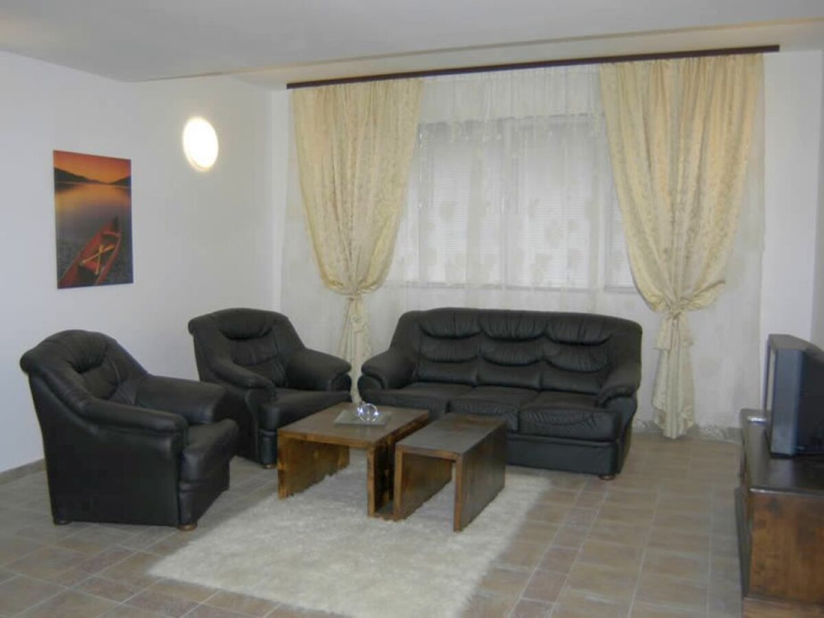 GALERIE FOTO Înapoi în anii '90! De la luxul din Milano, la televizoare cu tub » Unde vor fi cazate vedetele de sute de milioane de euro ale lui AC Milan 