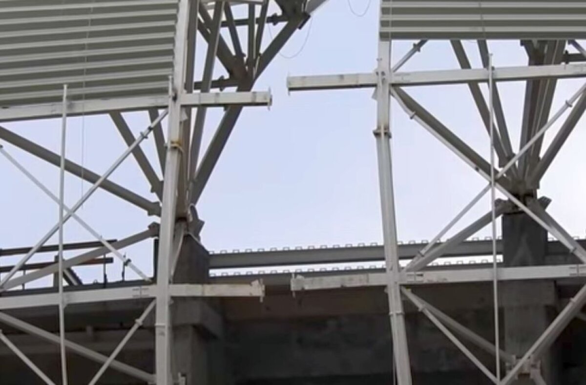 VIDEO Stadionul din Craiova are din nou probleme! Imagini incredibile: constructorii au montat greșit acoperișul