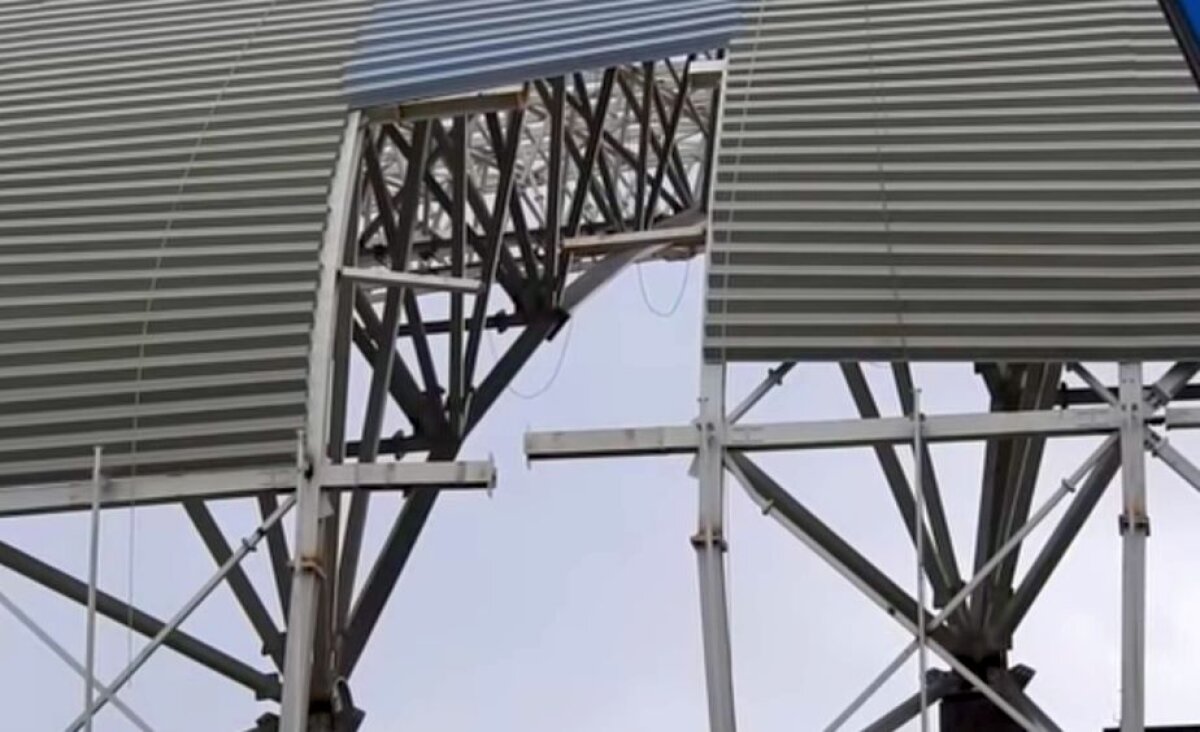 VIDEO Stadionul din Craiova are din nou probleme! Imagini incredibile: constructorii au montat greșit acoperișul