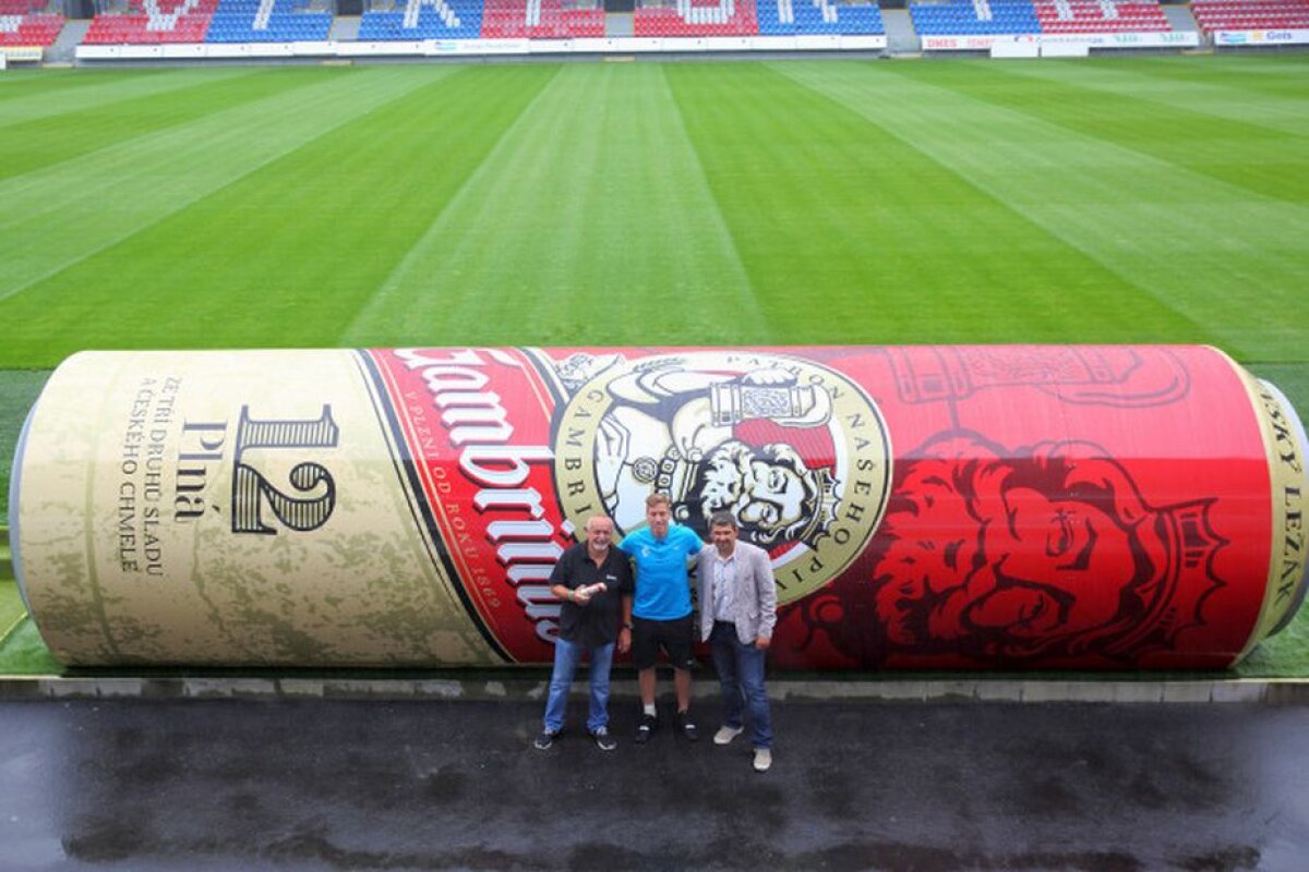 FOTO SPECTACULOS Cum arată noile bănci de rezerve ale adversarei FCSB-ului: Gabi Tamaș ar fi invidios ;)