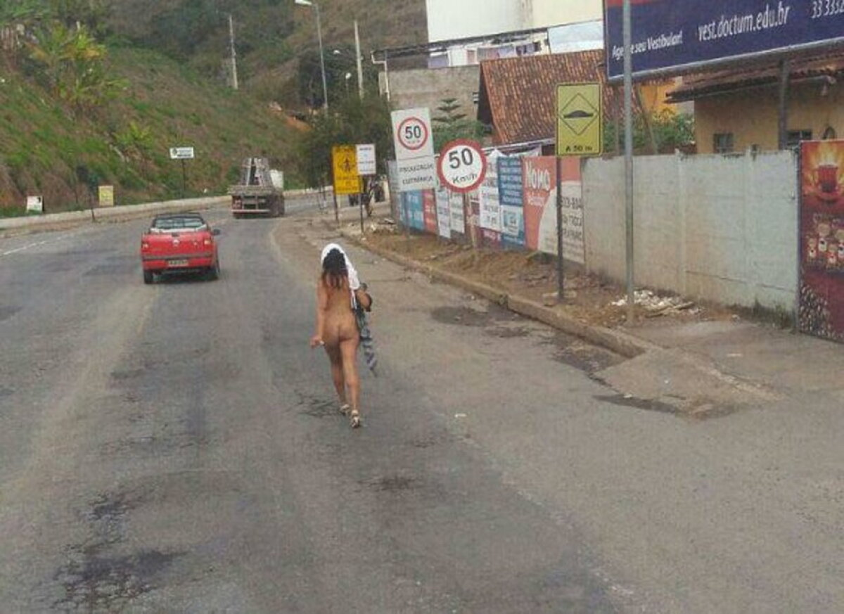 Bărbaţii au încremenit când au văzut aşa ceva! O femeie s-a plimbat complet dezbrăcată pe stradă