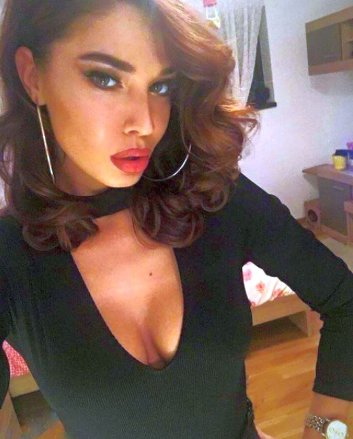 A furat mințile tuturor fotbaliștilor! Este una dintre cele mai sexy femei din România și adoră să se pozeze provocator