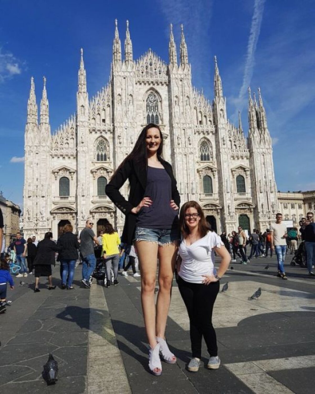 FOTO O jucătoare de baschet cum nu ai mai văzut » Picioare de Guinness Book. Un metru și 33 cm! 