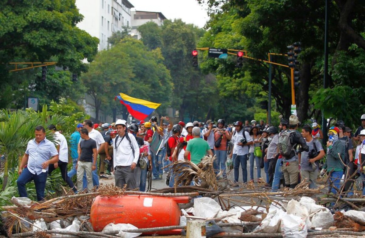  GALERIE FOTO Un fost fotbalist din Ligue 1 protestează împotriva violențelor regimului sângeros din Venezuela: 125 de manifestanți uciși în ultimele luni!