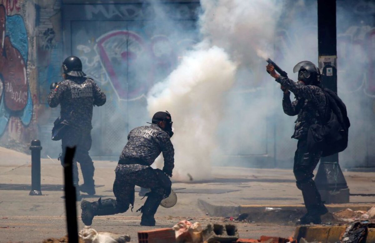  GALERIE FOTO Un fost fotbalist din Ligue 1 protestează împotriva violențelor regimului sângeros din Venezuela: 125 de manifestanți uciși în ultimele luni!