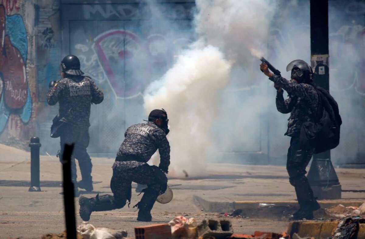  GALERIE FOTO Un fost fotbalist din Ligue 1 protestează împotriva violențelor regimului sângeros din Venezuela: 125 de manifestanți uciși în ultimele luni!