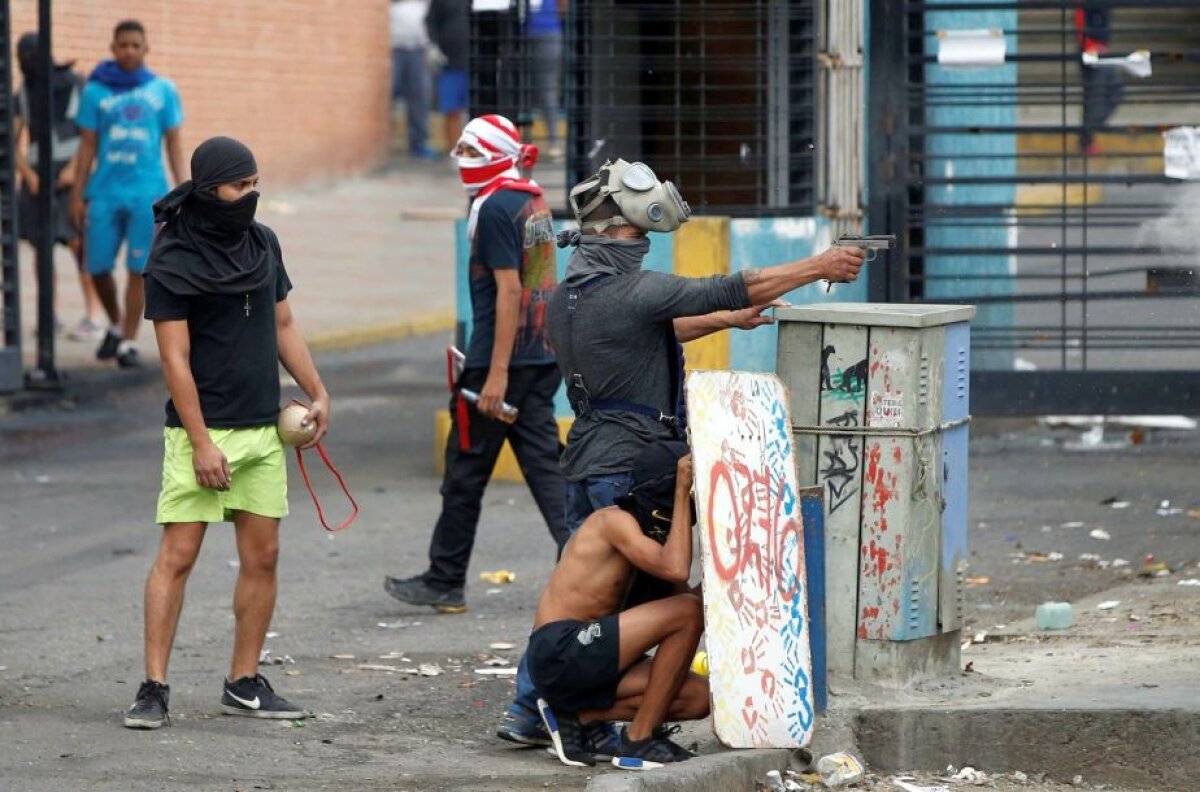  GALERIE FOTO Un fost fotbalist din Ligue 1 protestează împotriva violențelor regimului sângeros din Venezuela: 125 de manifestanți uciși în ultimele luni!