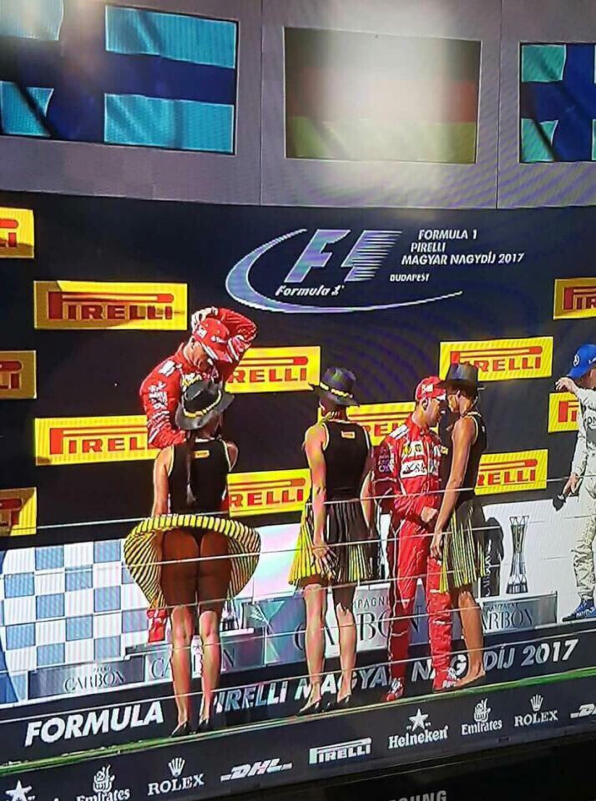 IMAGINE SUPER HOT Vântul le face farse hostesselor din Formula 1 :)