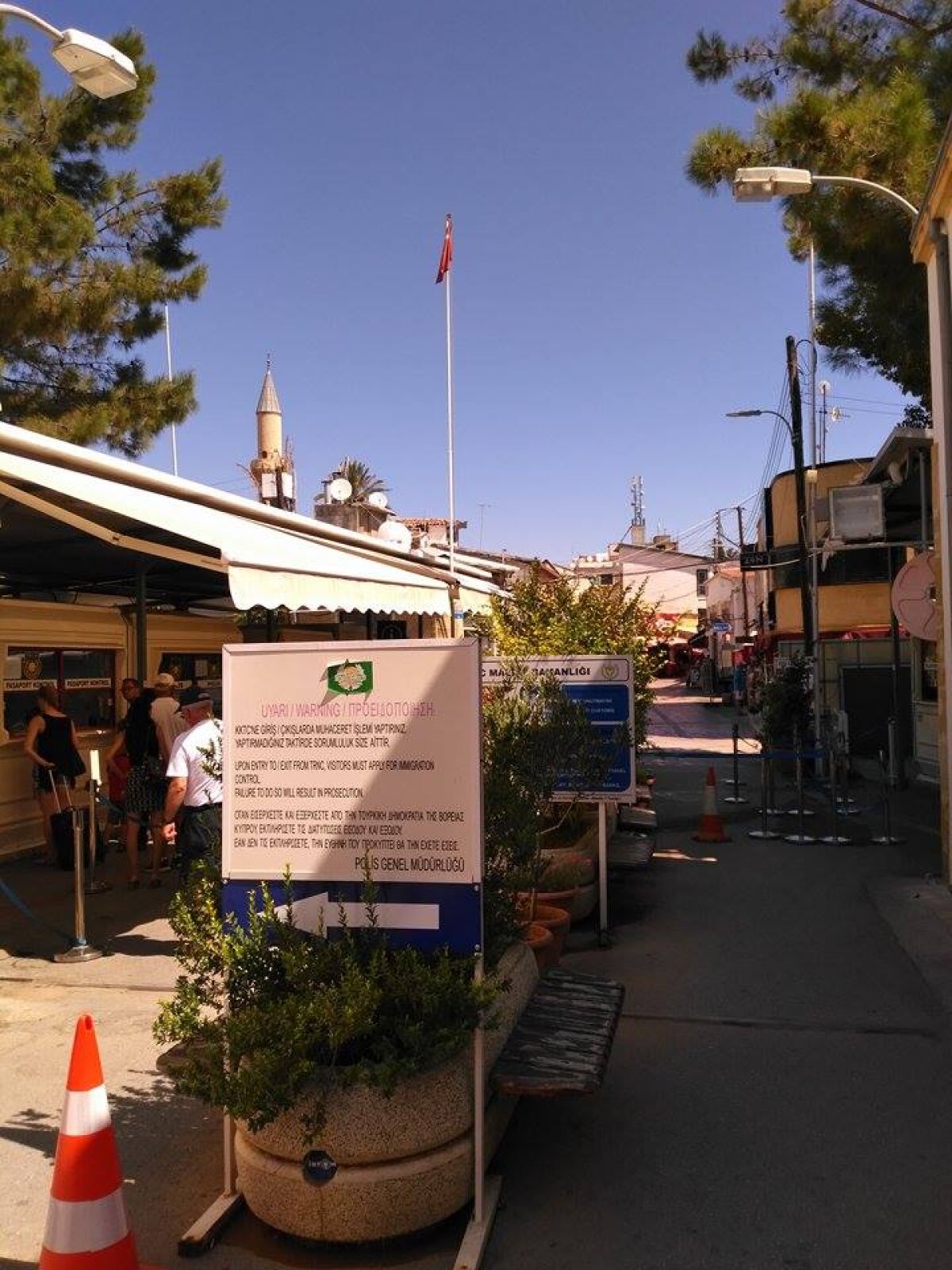 APOEL - VIITORUL // "Nu faceți poze aici!" » Corespondență din Nicosia: FOTO Hagi, fani și adversari pe strada împărțită între greci și turci