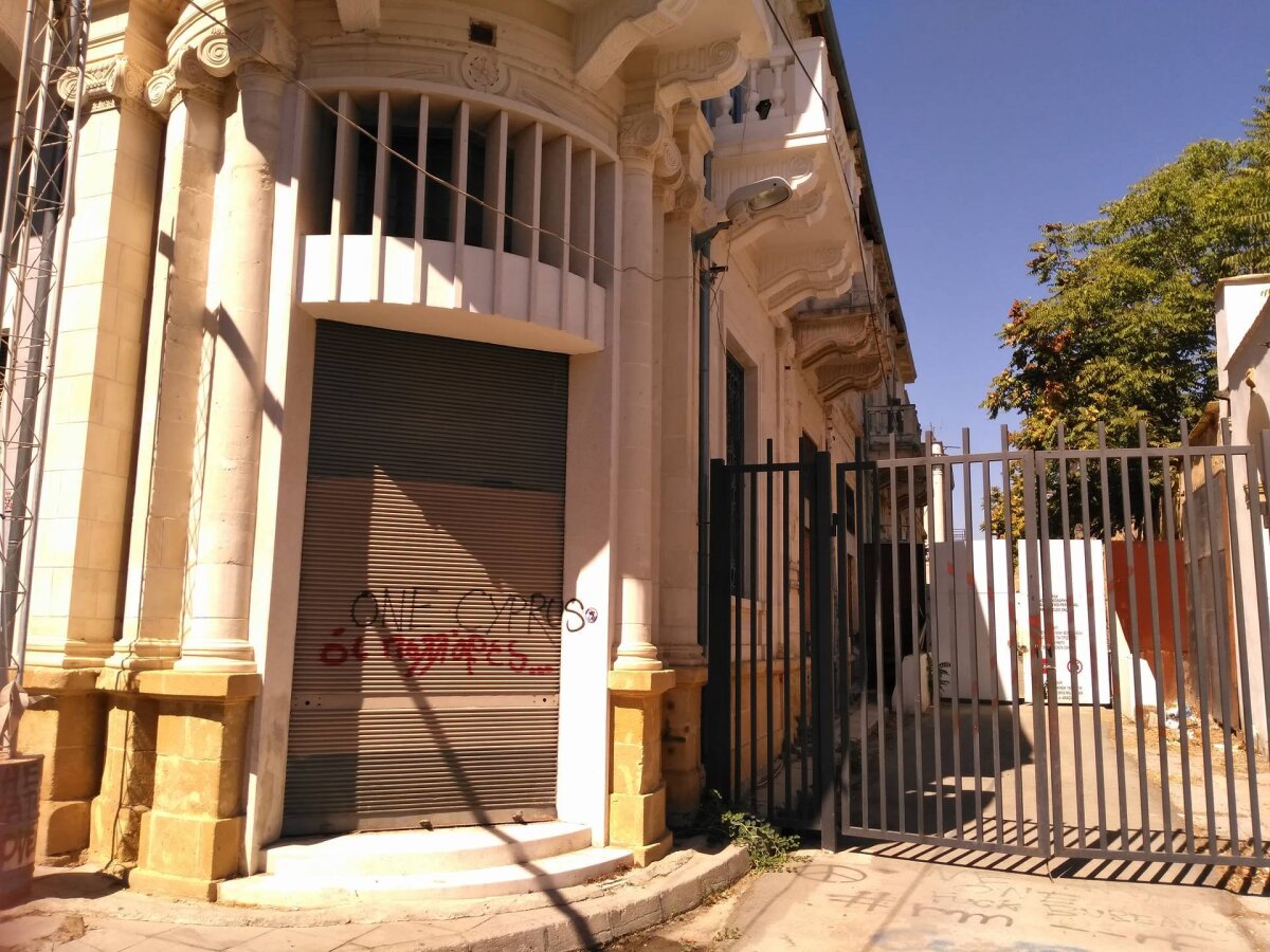 APOEL - VIITORUL // "Nu faceți poze aici!" » Corespondență din Nicosia: FOTO Hagi, fani și adversari pe strada împărțită între greci și turci