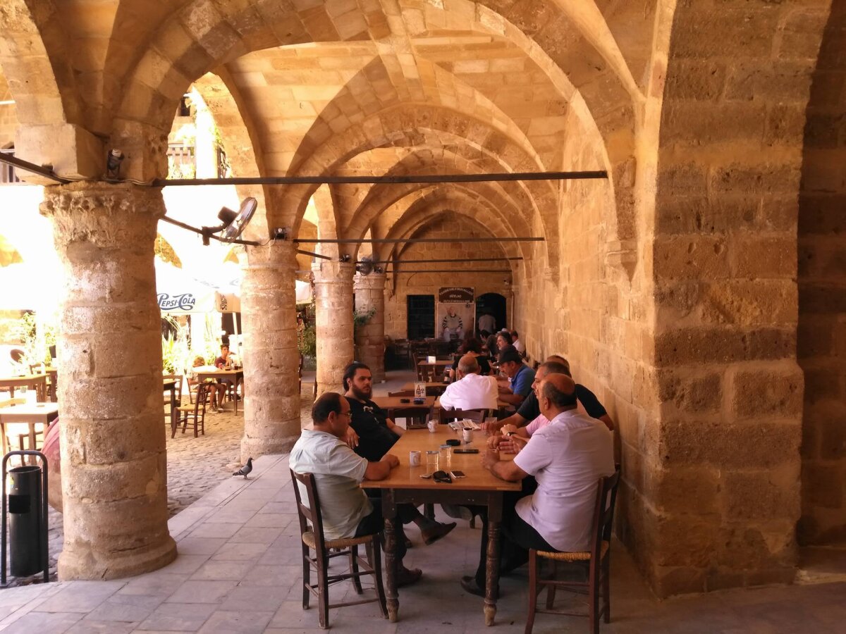 APOEL - VIITORUL // "Nu faceți poze aici!" » Corespondență din Nicosia: FOTO Hagi, fani și adversari pe strada împărțită între greci și turci