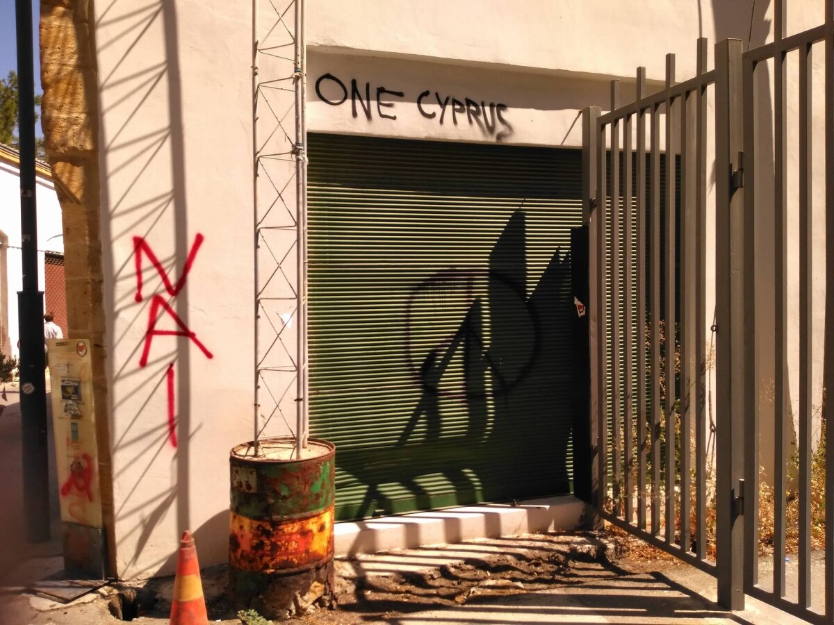 APOEL - VIITORUL // "Nu faceți poze aici!" » Corespondență din Nicosia: FOTO Hagi, fani și adversari pe strada împărțită între greci și turci